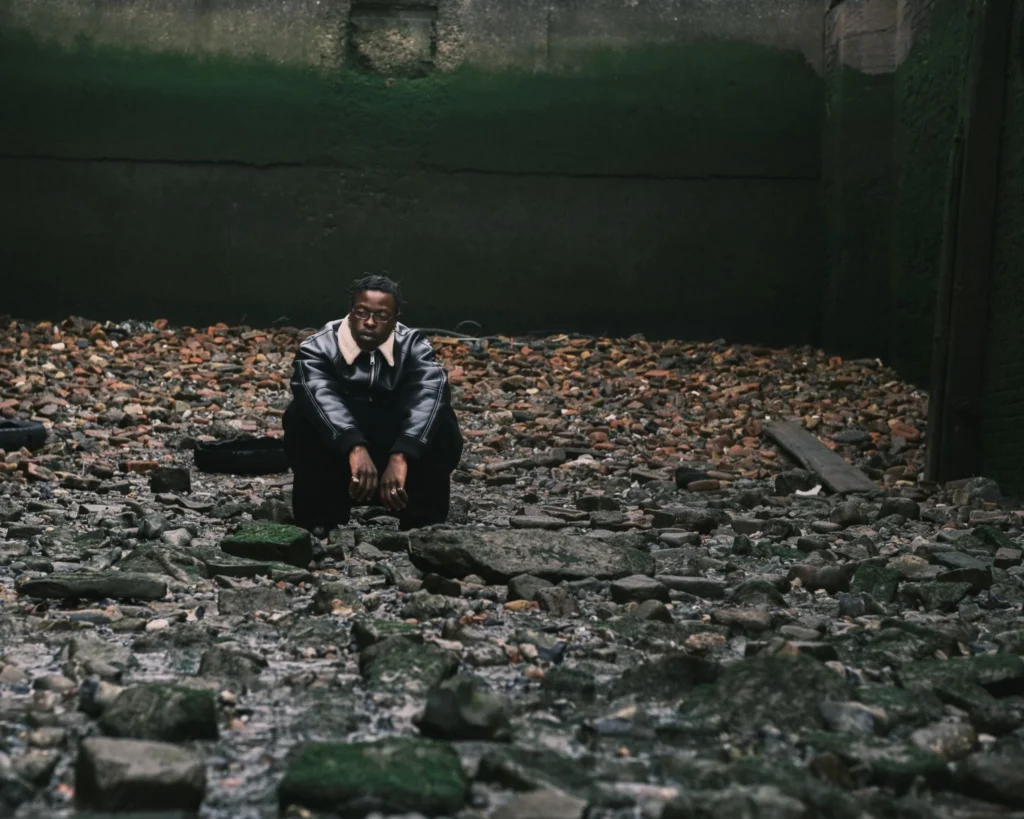 Theodor Black – Theos Room (Official Video) Theodor Black – Theos Room (Official Video)
