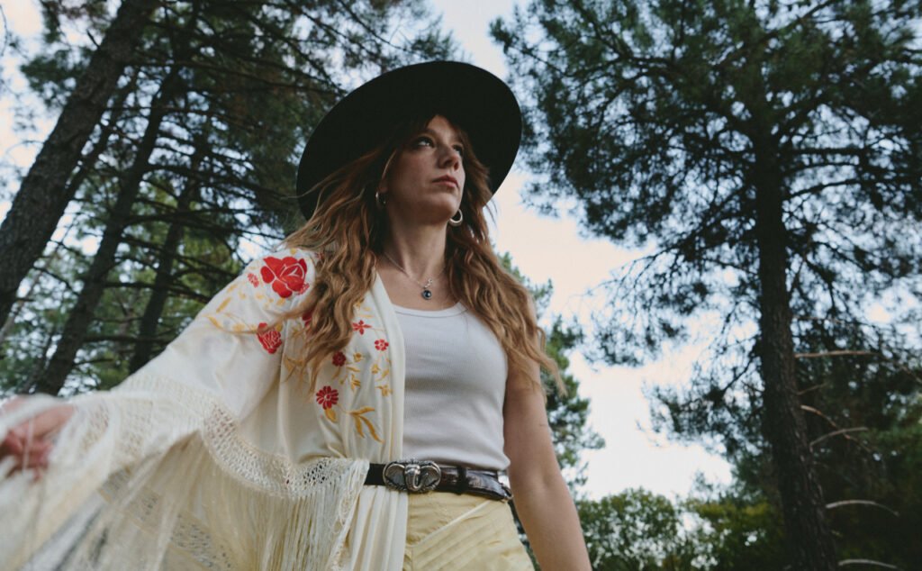 Exclusive AUK Mini-Gig: Juana Everett Exclusive AUK Mini-Gig: Juana Everett