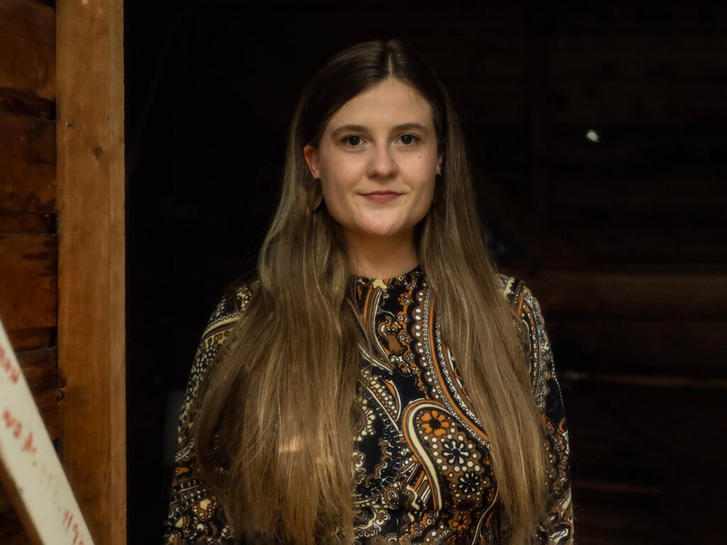 Kacy Lee Andersons Hello, Im Irrelevant reviewed: cosmic country with a cutting edge – UNCUT
